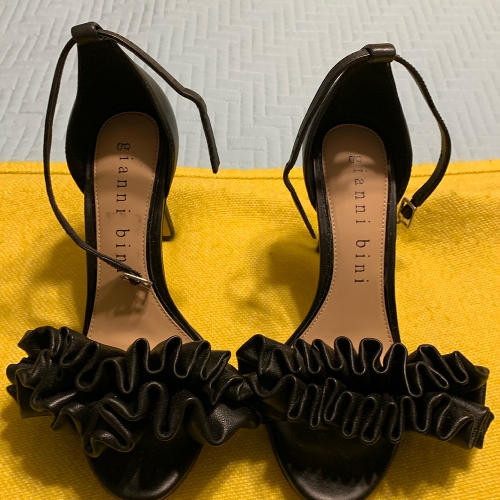 Gianni bini Cut-Out Leather Pumps Size 6.5